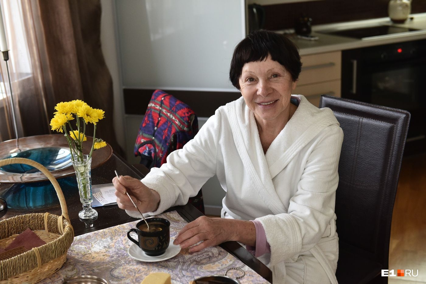 Тамара Васильевна варит очень вкусный кофе с мёдом и лимоном Тамара Васильевна варит очень вкусный кофе с мёдом и лимоном