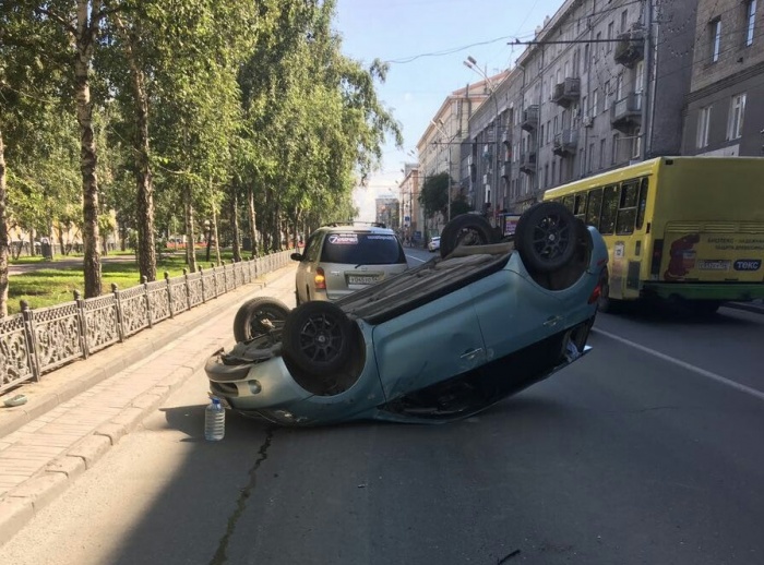 Перевернувшаяся «Тойота» Перевернувшаяся «Тойота»