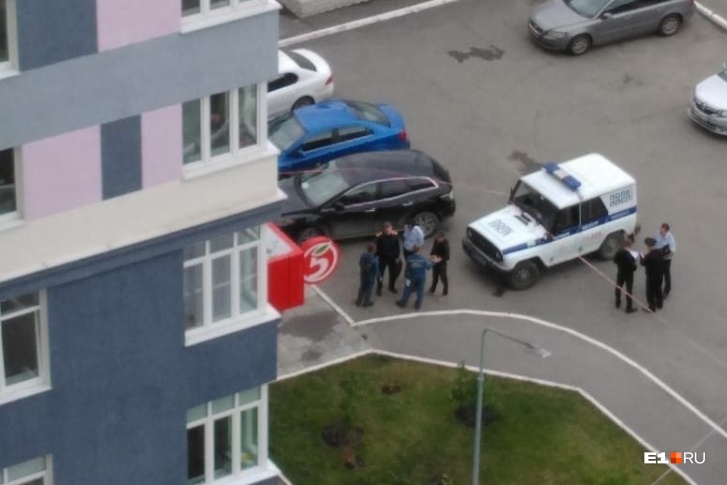 Сейчас на месте трагедии работают полицейские и следователи Сейчас на месте трагедии работают полицейские и следователи