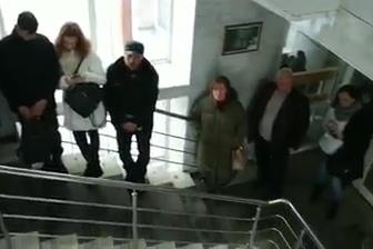 Если вы записываетесь на прием в ГИБДД через МФЦ, вы не должны стоять в очереди — но, по словам читателей, эта схема не работает Если вы записываетесь на прием в ГИБДД через МФЦ, вы не должны стоять в очереди — но, по словам читателей, эта схема не работает
