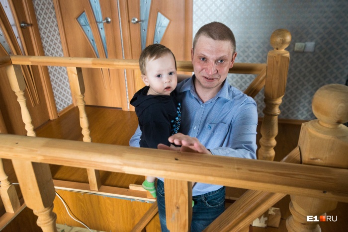 Антон сидит с Мишей с самого его рождения Антон сидит с Мишей с самого его рождения