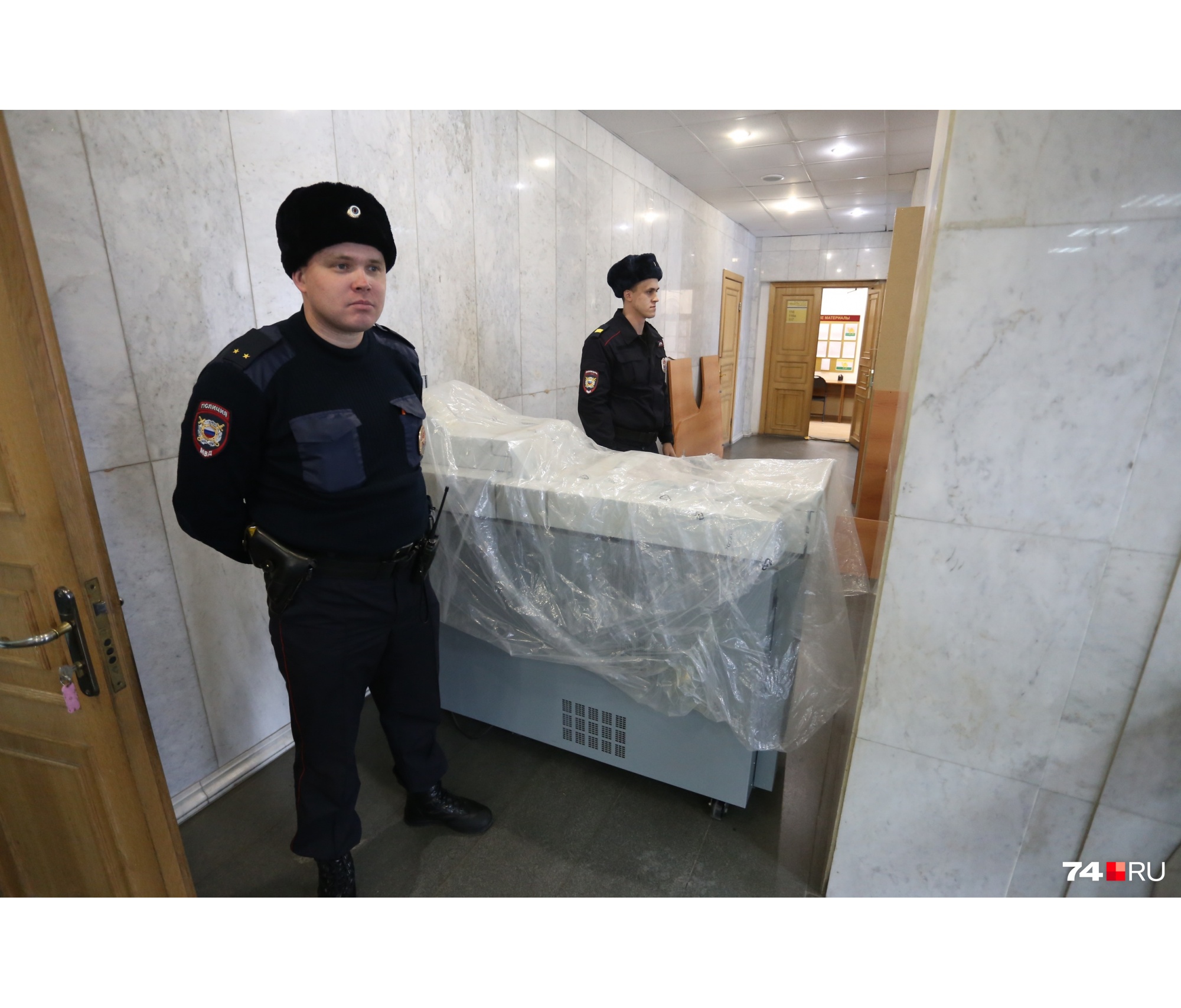В мэрии сегодня повышенные меры безопасности В мэрии сегодня повышенные меры безопасности