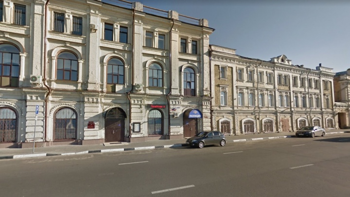 «Карлсон уже не тот»: голый мужчина кидал кирпичи с крыши здания полиции в центре Нижнего Новгорода