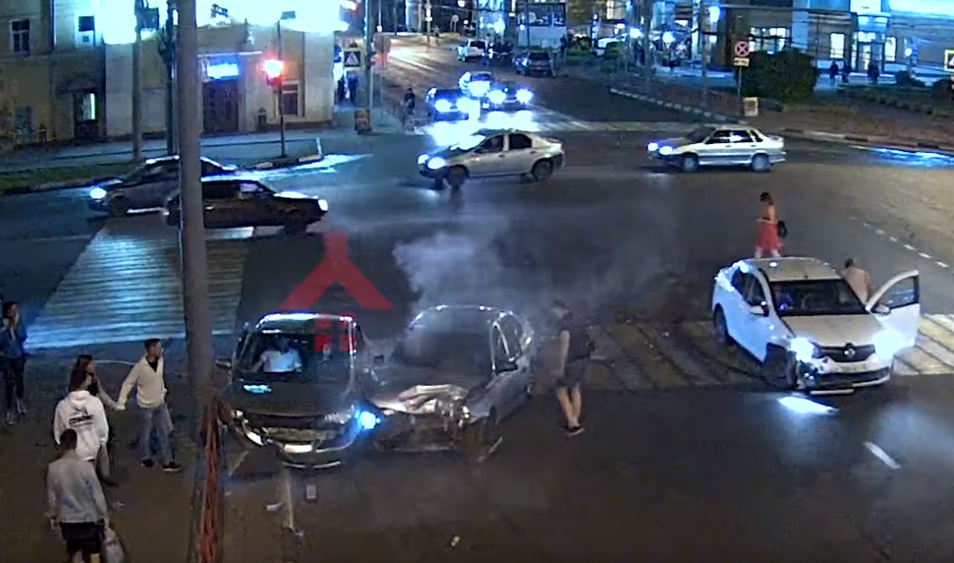 Появилось видео тройного ДТП на «проклятом» перекрёстке в центре Ярославля