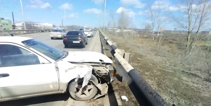 От удара Toyota Corolla выкинуло на ограждение, сообщает «Автоспас» От удара Toyota Corolla выкинуло на ограждение, сообщает «Автоспас»