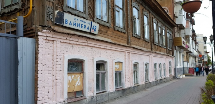 По словам организаторов фестиваля, исторически этот дом на первом этаже был с кирпичной кладкой, которая была не окрашена и не оштукатурена По словам организаторов фестиваля, исторически этот дом на первом этаже был с кирпичной кладкой, которая была не окрашена и не оштукатурена