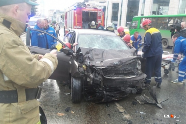 KIA на огромной скорости врезалась в стоявшие на светофоре машины KIA на огромной скорости врезалась в стоявшие на светофоре машины