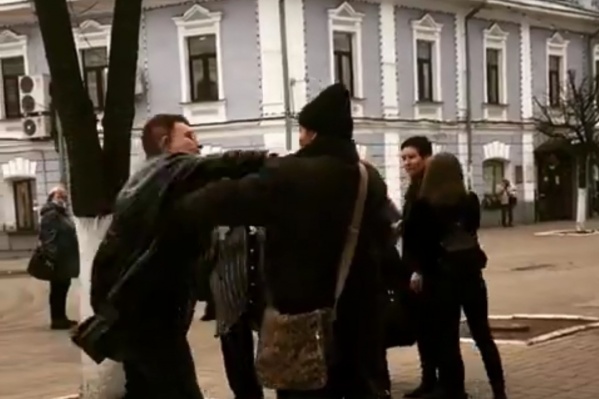 Прохожим пришлось отбиваться от бомжей, которые пытались увести собаку Прохожим пришлось отбиваться от бомжей, которые пытались увести собаку