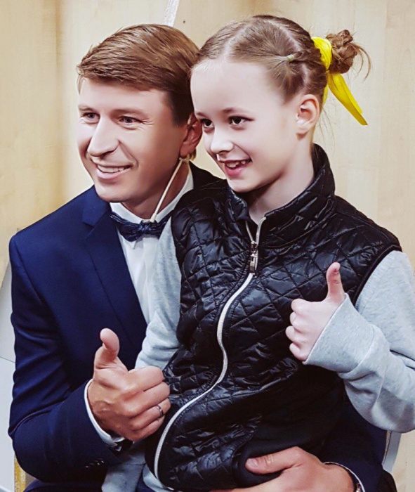 Варя и ведущий проекта Алексей Ягудин Варя и ведущий проекта Алексей Ягудин