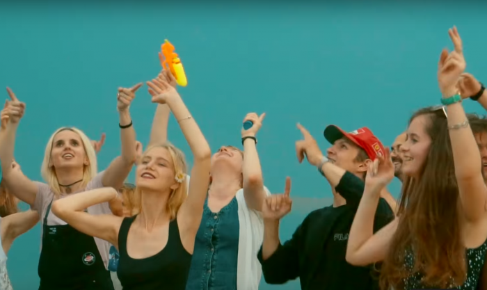 Кадр из клипа новосибирской группы The Just «Самый тёплый день лета» Кадр из клипа новосибирской группы The Just «Самый тёплый день лета»