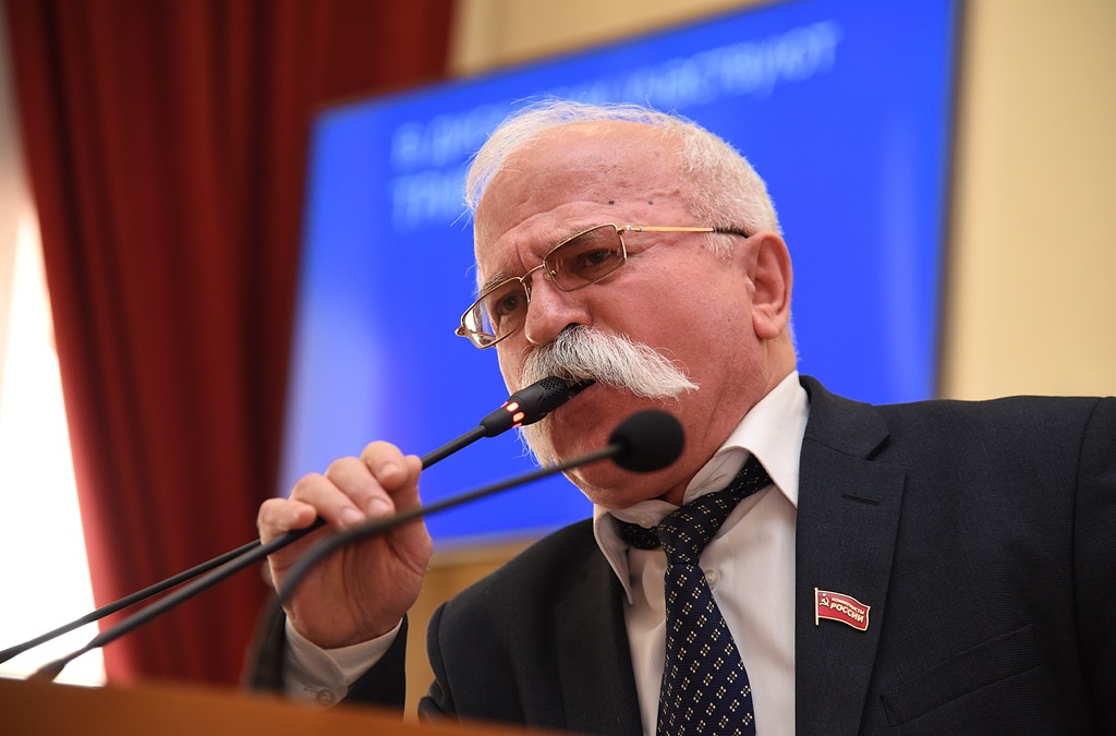 А как зовут этого обаятельного усача?