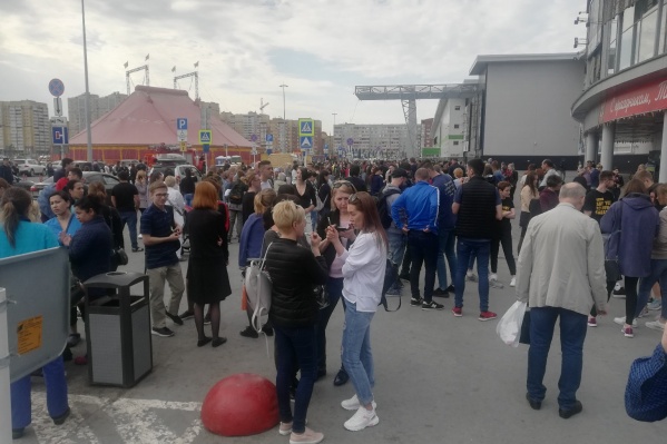 Люди больше получаса находятся на улице Люди больше получаса находятся на улице