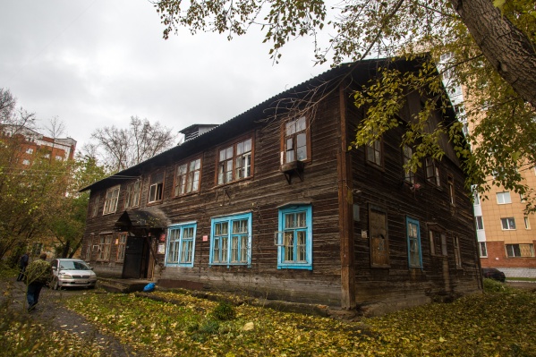 Аварийный барак в 4-м переулке Серафимовича, 9 Аварийный барак в 4-м переулке Серафимовича, 9