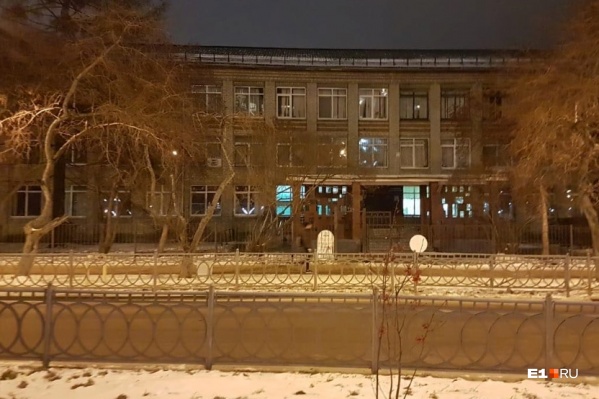 Чтобы разгрузить школу, из нее перевезли начальные классы, но она все равно нуждается в расширении Чтобы разгрузить школу, из нее перевезли начальные классы, но она все равно нуждается в расширении