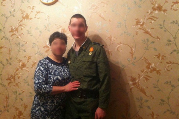 Мать с отцом гордились бравым сыном Мать с отцом гордились бравым сыном