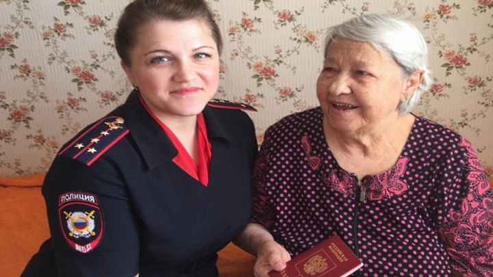 85-летней пенсионерке из Красноярска на дом привезли загранпаспорт для переезда в Калининград