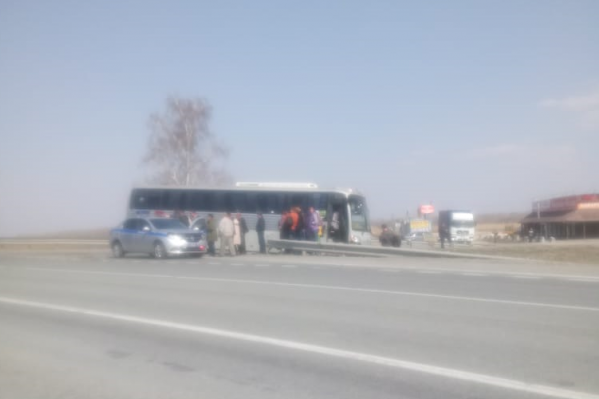 Пассажирский автобус съехал в кювет на Чуйском тракте Пассажирский автобус съехал в кювет на Чуйском тракте