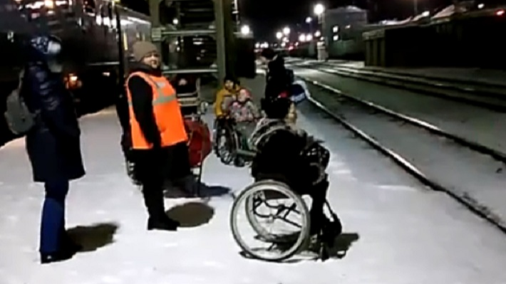 Пришлось перебираться через пути: инвалиды-колясочники пожаловались на работу Перми II