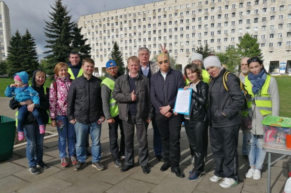 Инициативная группа в Архангельске отнесла уведомления в избирком Инициативная группа в Архангельске отнесла уведомления в избирком