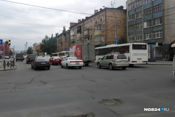 Затор на улице Ленина в районе главпочтамта Затор на улице Ленина в районе главпочтамта 