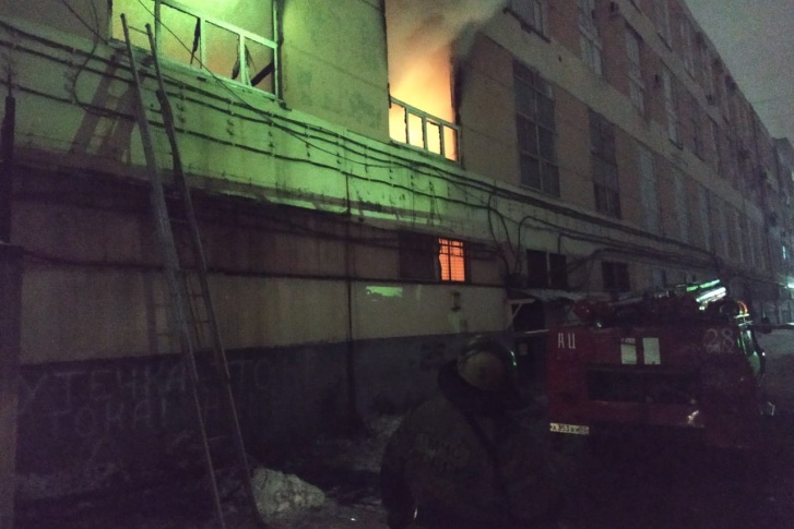 Сейчас здание уже покинули все люди Сейчас здание уже покинули все люди
