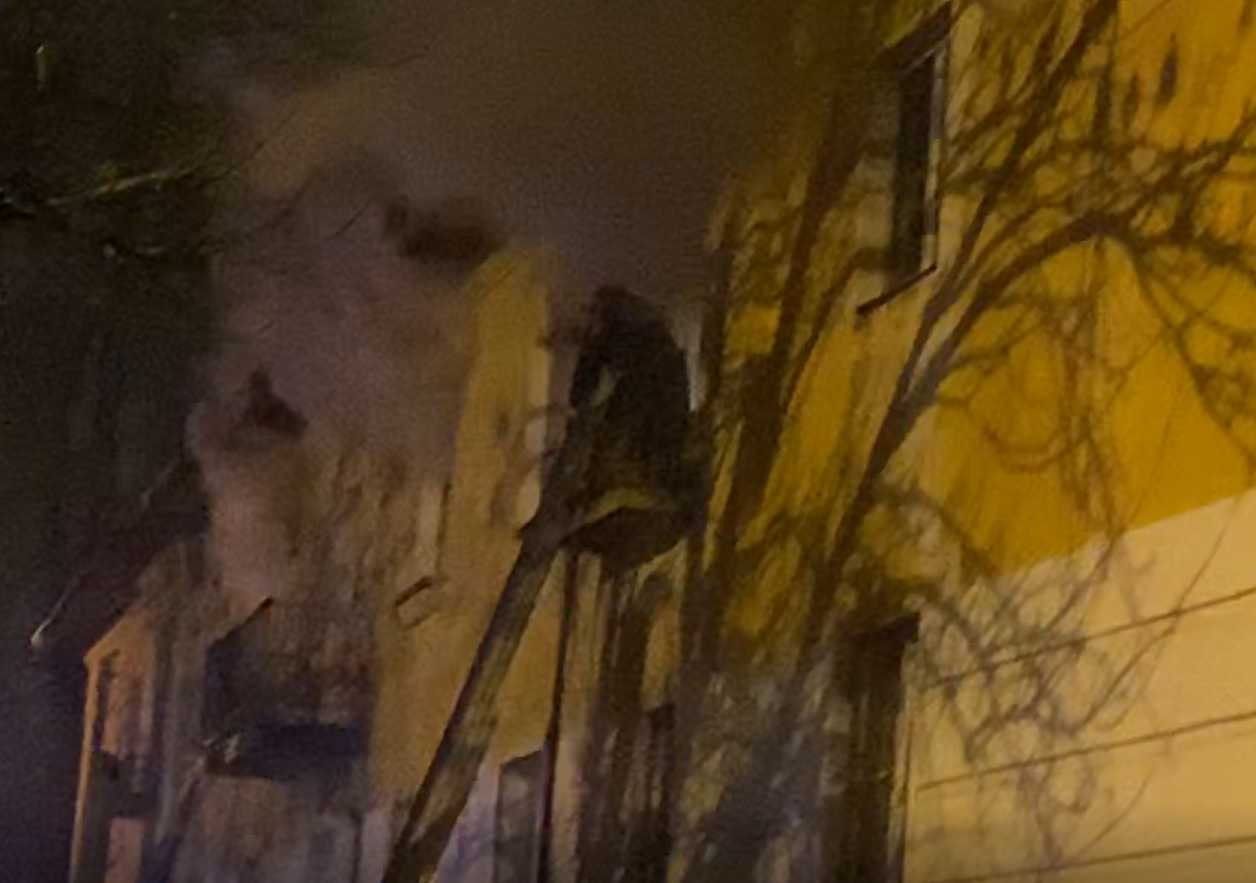 «Хватали детей и в панике выбегали». Пожар в Ярославле: из дома эвакуировали 30 человек.