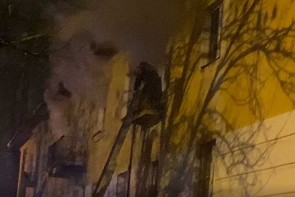 В Ярославле на улице Зелинского загорелся жилой дом В Ярославле на улице Зелинского загорелся жилой дом
