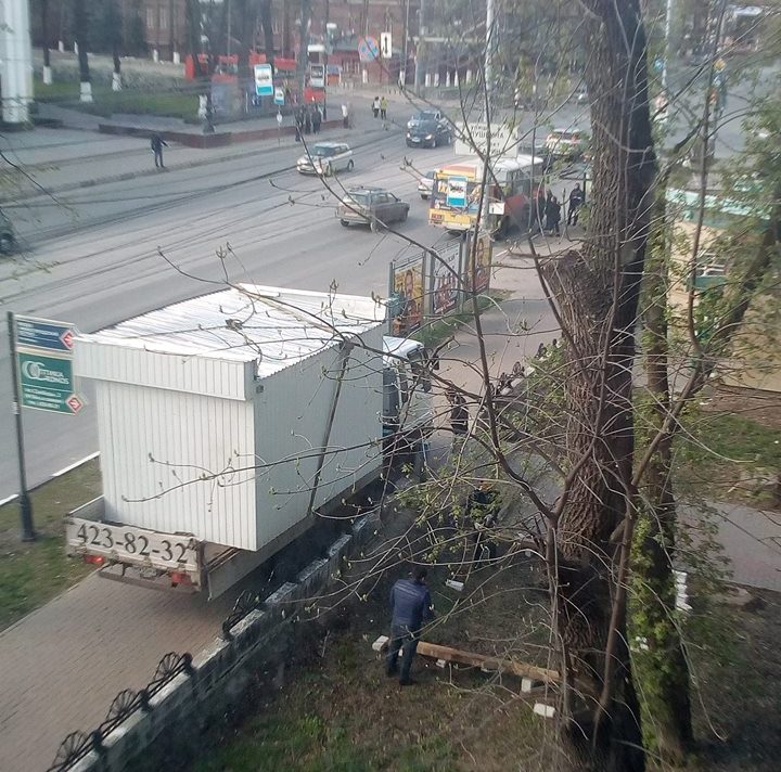 «Под праздничный
шумок». Незаконный киоск вернули в сквер в центре Нижнего Новгорода