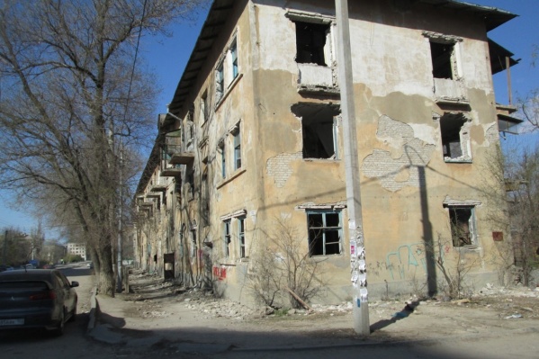 В апреле волгоградцы показали страшный дом журналистам В апреле волгоградцы показали страшный дом журналистам