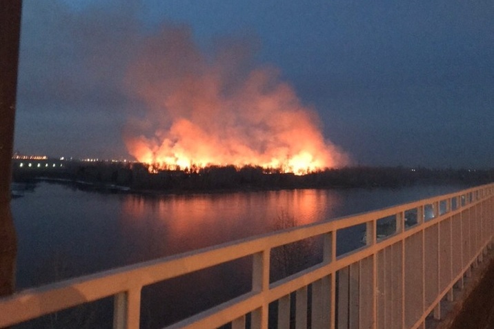 Пожар на острове в Красноярске 