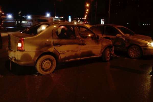 Водитель Nissan Bluebird при повороте налево не пропустил французский седан, ехавший во встречном направлении Водитель Nissan Bluebird при повороте налево не пропустил французский седан, ехавший во встречном направлении 