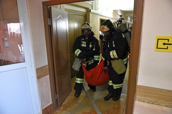 Пожарные спасли двоих Пожарные спасли двоих 