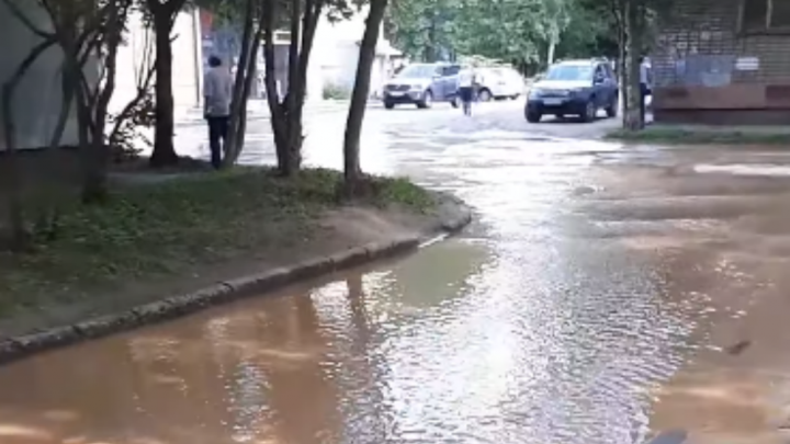 В Ярославле целый двор ушёл под воду: видео