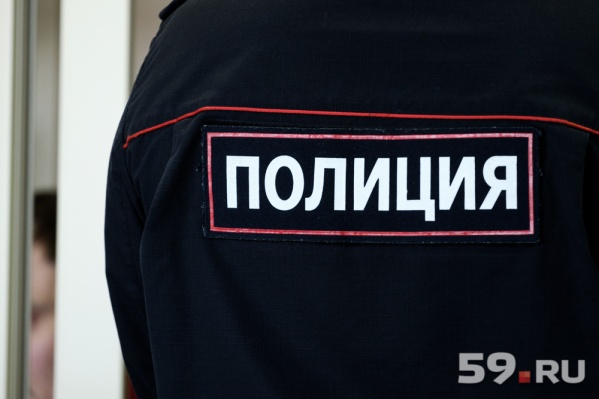 Задержанный мужчина пнул одного из правоохранителей по голени Задержанный мужчина пнул одного из правоохранителей по голени