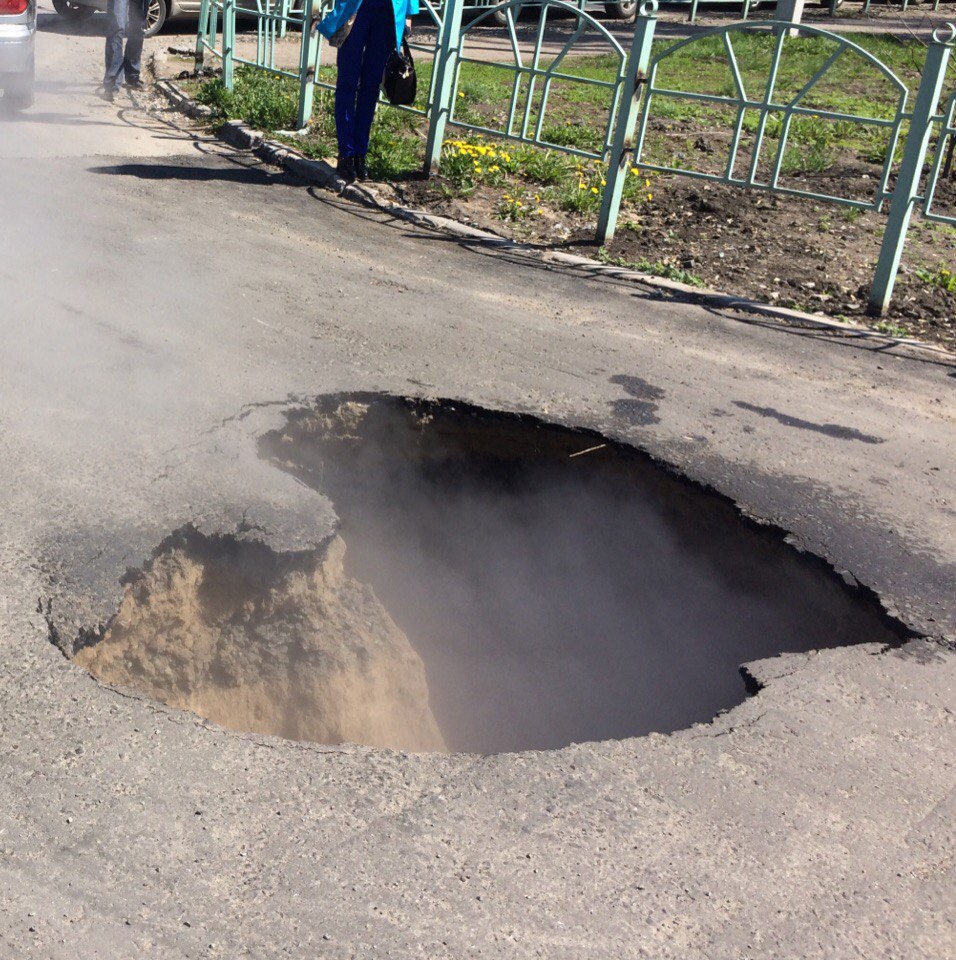 Картинка яма. Яма. Омск ямы. Яма с водой. Яма для машины.