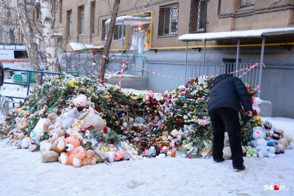 Люди до сих пор несут к импровизированным мемориалам цветы и свечи Люди до сих пор несут к импровизированным мемориалам цветы и свечи