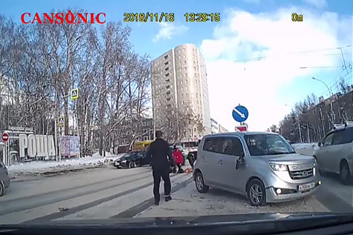 В ГИБДД уточнили, что за рулём автомобиля Toyota bB был 22-летний водитель В ГИБДД уточнили, что за рулём автомобиля Toyota bB был 22-летний водитель