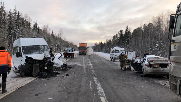 Авария с участием маршрутки на трассе Тюмень — Ханты-Мансийск: пять человек пострадали