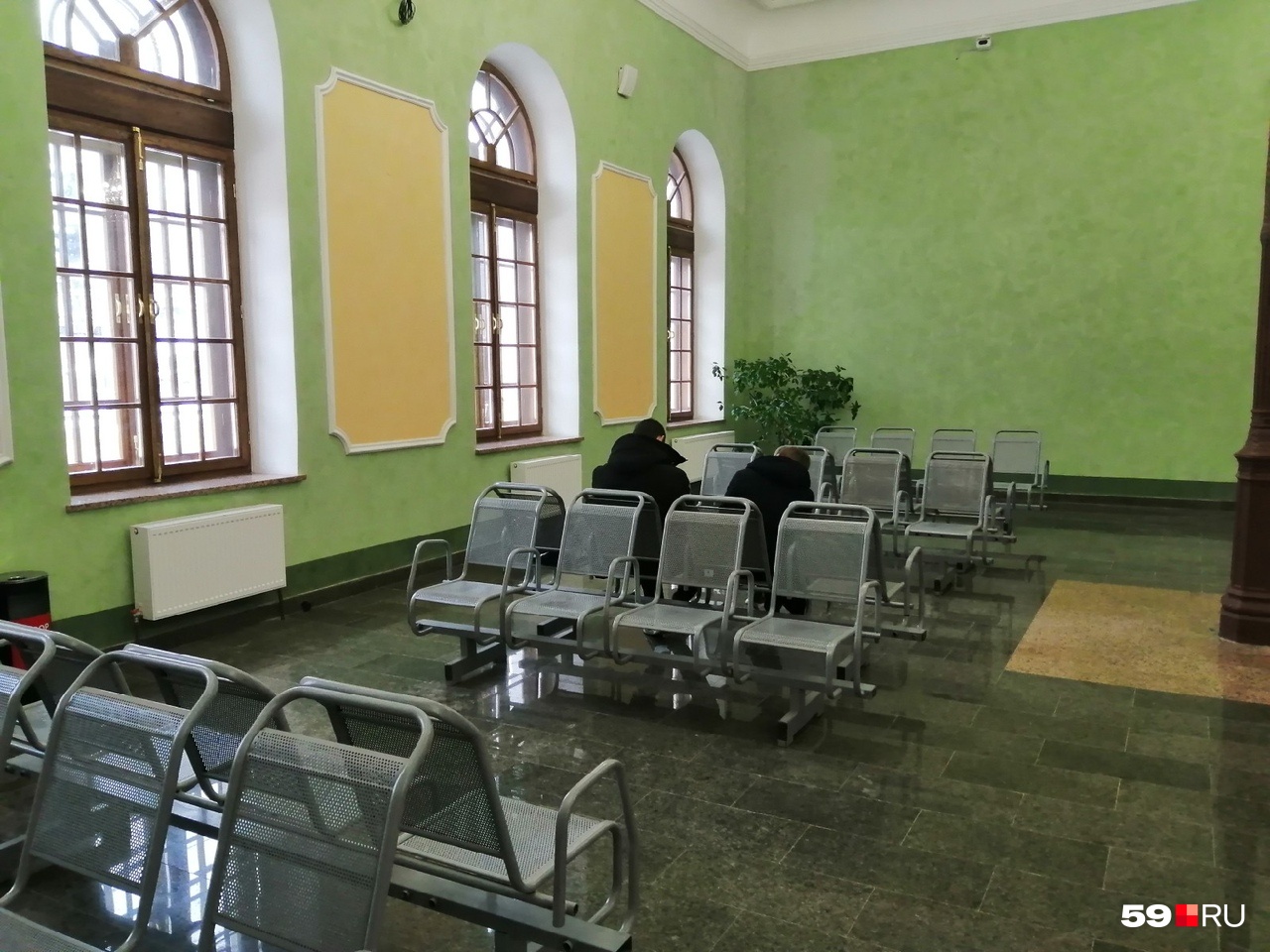 В зале расположены удобные стульчики В зале расположены удобные стульчики