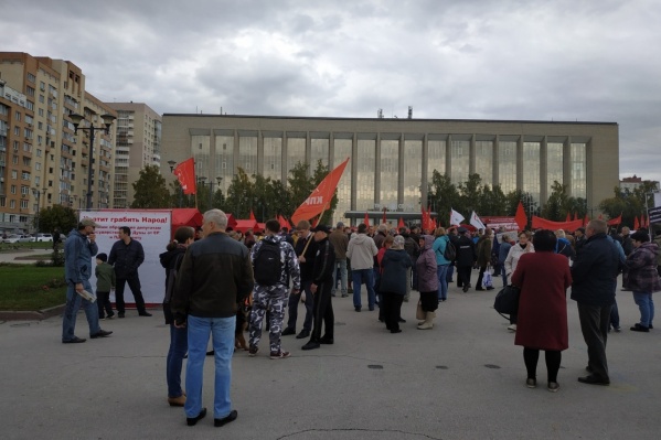Митинг проходил на площади у ГПНТБ Митинг проходил на площади у ГПНТБ