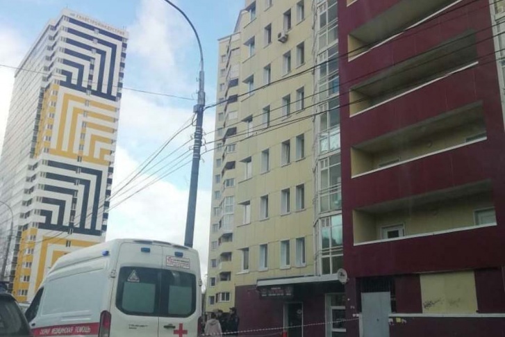 Женщина выпала с одного из верхних этажей дома на улице Калинина (справа) Женщина выпала с одного из верхних этажей дома на улице Калинина (справа)
