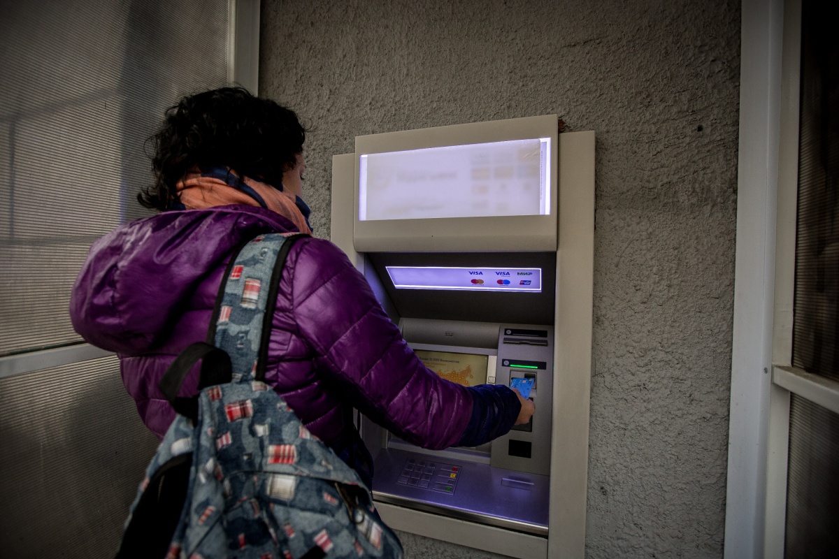 Не вставляйте карту в банкомат, если видите на нем незнакомое оборудование — это могут быть считывающие устройства мошенников