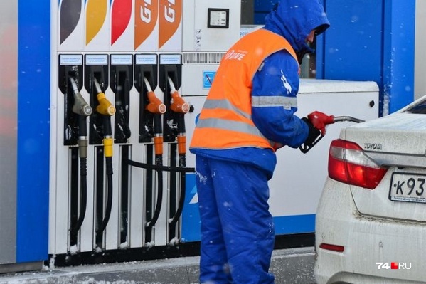 Три года назад бензин в Челябинске стоил в среднем на 10 рублей дешевле Три года назад бензин в Челябинске стоил в среднем на 10 рублей дешевле