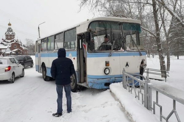 Пострадавшую с места аварии увезли на скорой Пострадавшую с места аварии увезли на скорой