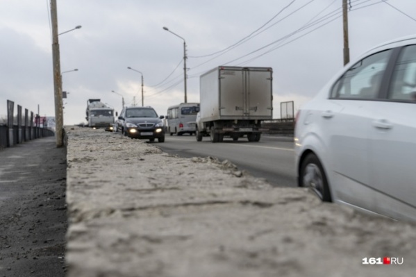 На мосту часто образуются заторы На мосту часто образуются заторы