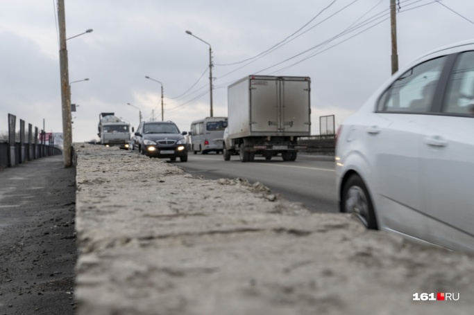 На мосту часто образуются заторы На мосту часто образуются заторы