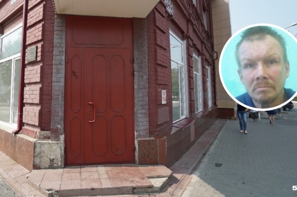 Бездомный лежал на крыльце здания, где расположено ведомство Бездомный лежал на крыльце здания, где расположено ведомство