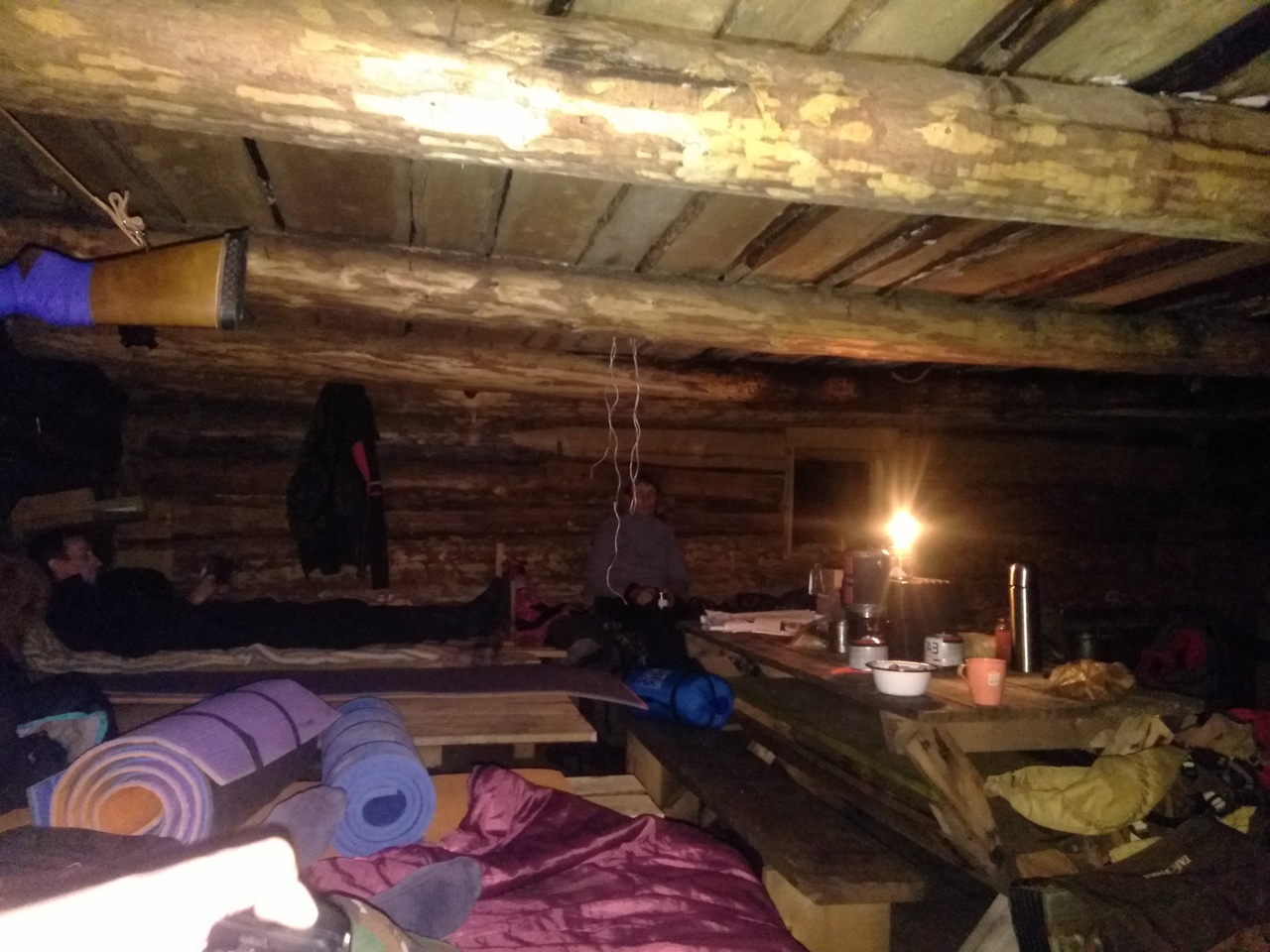Иногда волонтеры ночуют в палатках, иногда в зимовье 