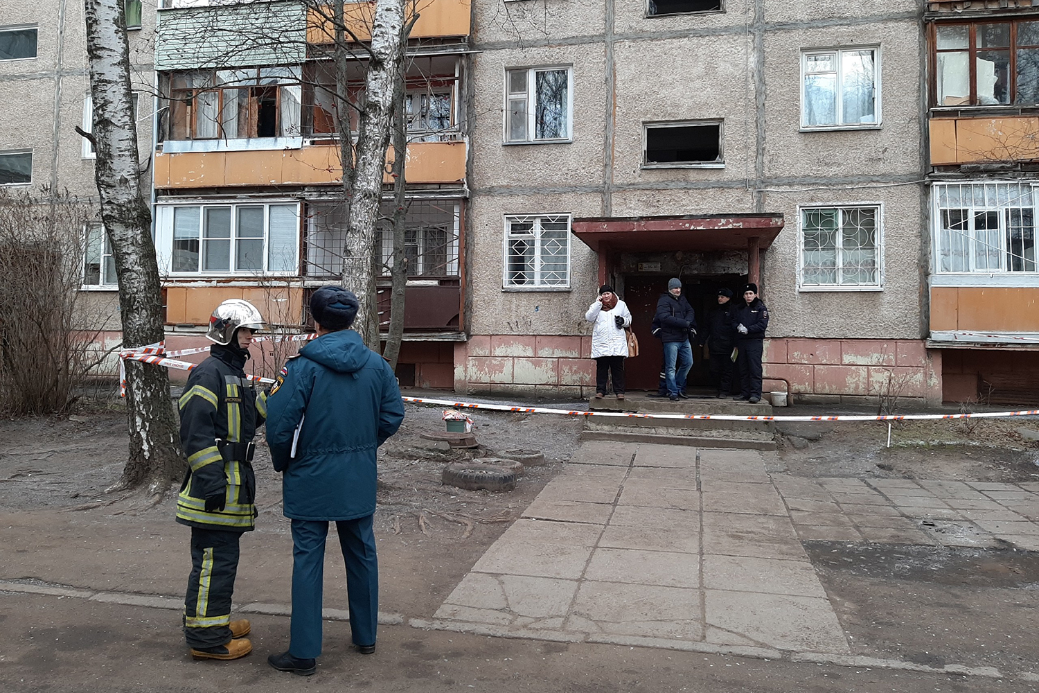 Жители дома, в котором ночью взорвался газ, поблагодарили спасателей за помощь