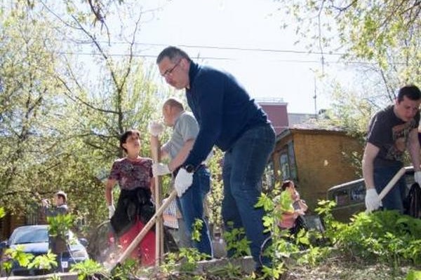 На переднем плане председатель гордумы Дмитрий Барыкин, на заднем — градозащитница Мария Попова На переднем плане председатель гордумы Дмитрий Барыкин, на заднем — градозащитница Мария Попова